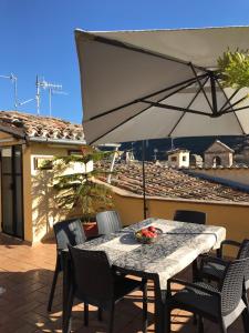 Balkón alebo terasa v ubytovaní Appartamento con terrazza in Via Campo dei Fiori + 3 fotografie