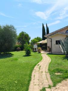 a dirt road in a yard with a house at Agriturismo Pettinari in Marina di Grosseto