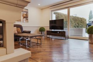 a living room with a television and a couch at Villa Vivaldi in Kühlungsborn