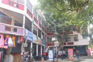 a group of buildings on the side of a street at Shri Ram seva sadan in Vrindāvan