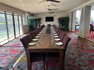 a large conference room with a long table and chairs at Econo Lodge Mildura in Mildura +143 photos