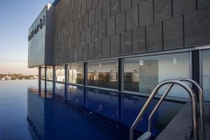Bazén v ubytování H Niteroi Hotel nebo v jeho okolí