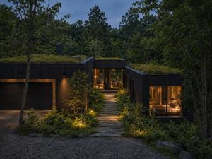 a black house with a green roof at De Holiday Home in Haenertsburg