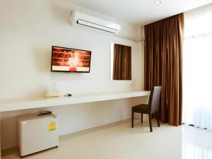 a hotel room with a desk and a chair at The Viewpoint Hotel in Ban Wat Tha Maprang