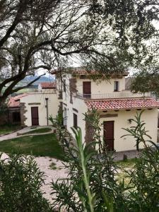 una gran casa blanca con techo rojo en Artemisia Sardegna en Tergu