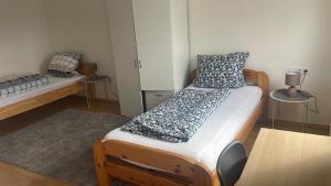 a bedroom with two twin beds and a table at City-Wohnung Oldenburg-Pferdemarkt in Oldenburg