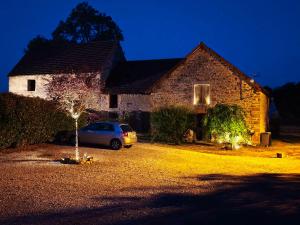 a house with a car parked in front of it at Chambre d'hôte in Maligny +8 photos