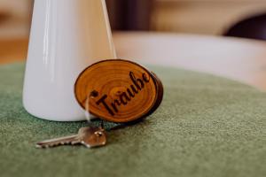 a wooden keyring with the word victory next to a cup at Schiebenrothenhof in Simonswald