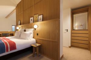 a hotel room with a bed and a desk at Grand Mess Clermont-Ferrand in Clermont-Ferrand +64 photos