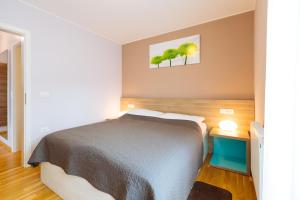 A bed or beds in a room at Maline Apartments