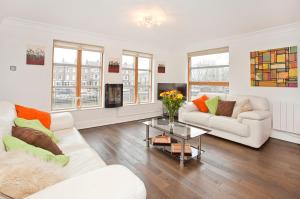 uma sala de estar com dois sofás e uma mesa em 3 Emperors Wharf with Stunning River Views em York