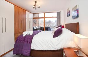 ヨークにある3 Emperors Wharf with Stunning River Viewsのベッドルーム1室(大型ベッド1台、紫色の枕付)