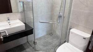 a bathroom with a shower and a toilet and a sink at Chung cư Csky View in Ga Phú Văn