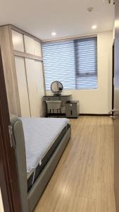 a hospital room with a bed and a desk at Chung cư Csky View in Ga Phú Văn