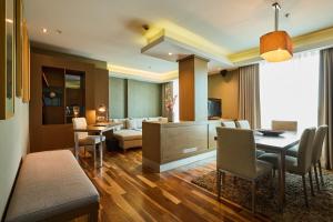 a living room with a table and a dining room at Avantgarde Urban Levent in Istanbul