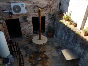 エル・ペドロソにあるEl Prado 11 Casa Ruralの煉瓦造りの暖炉(木製の棒付)が備わる部屋