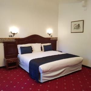 a bedroom with a large bed in a hotel room at Chaine ELDJAZAIR by HTT in Alger