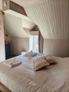 a large bed with two towels on top of it at Chambre d'hôte in Maligny