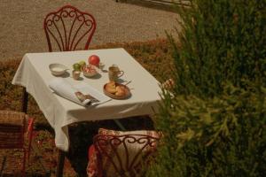 a white table with a plate of fruit on it at Landpalais Goyenhof - Deluxe Suites & Breakfast in Schenna