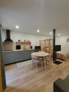 a living room with a table and a kitchen at Gondar Stays Estúdio 