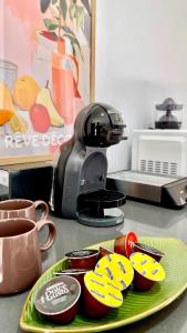 a green plate with cups and a coffee maker at Golondrinas Verdes in Huelva