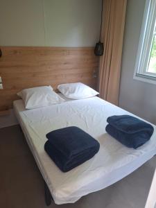 two pillows on a bed in a bedroom at Le Village des Pingouins à Porspoder in Porspoder +14 photos
