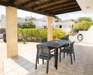 a black table and chairs on a patio at Casa en Riumar in Riumar