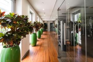 eine Reihe grüner Vasen mit Pflanzen darin in der Unterkunft Mikado Hotel in Nitra