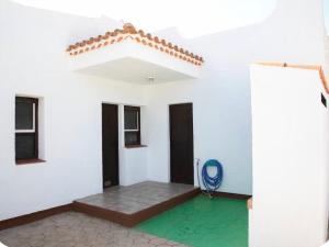 a room with white walls and a green floor at Casa en Riumar in Riumar