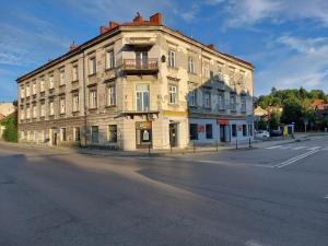 an old building on the corner of a street at Apartamenty Floris Bochnia in Bochnia