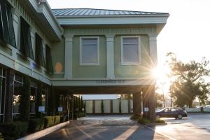 un edificio con el sol brillando bajo él en Town & Country Inn and Suites en Charleston