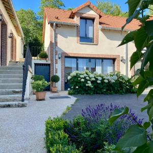 a house with white flowers in front of it at La Cour Tellier in Rilly-la-Montagne