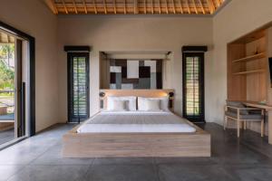 ein Schlafzimmer mit einem großen Bett und einem Schreibtisch in der Unterkunft Hotel Lumi Gili Trawangan in Gili Trawangan + 116 Fotos