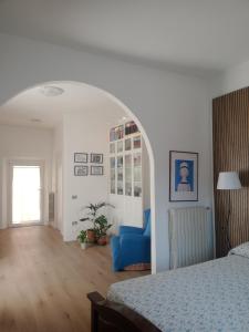 a bedroom with a bed and a blue chair at Appartamento con giardino e posto auto privato in Follonica