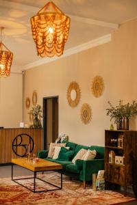 ein Wohnzimmer mit einer grünen Couch und einem Tisch in der Unterkunft BOHO HOUSE in Ustrzyki Dolne