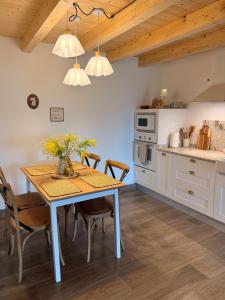 a kitchen and dining room with a table and chairs at La casa de Tio Mines in Regolfo