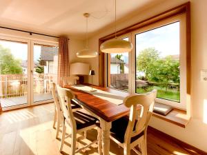a dining room with a table and chairs and a window at VILLAWILLI - Gemütliche Ferienwohnungen in Fischen
