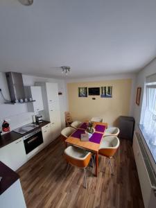 a kitchen and dining room with a table and chairs at Haus-Sonnenschein - Lausitzer Seenland - Senftenberger See in Senftenberg
