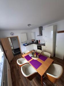 a kitchen and dining room with a table and chairs at Haus-Sonnenschein - Lausitzer Seenland - Senftenberger See in Senftenberg