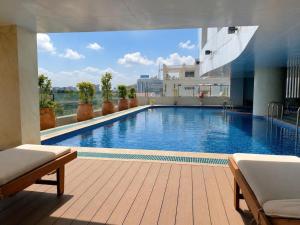 a large swimming pool in the middle of a building at Khách sạn Sài Gòn Vĩnh Long in Vĩnh Long +28 photos