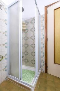 una ducha con puerta de cristal en un baño en Villino Carolina 30 mt mare, en Porto Cesareo