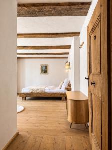 a bedroom with a bed and a wooden floor at s'Morent in Zöblen