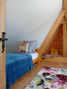 a bedroom with a bed and a rug at Murań1 in Bukowina Tatrzańska