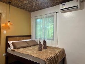 a bed with a pair of shoes sitting on it at The LineUp Surf House Pacifico in San Isidro