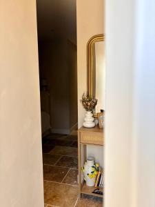 a hallway with a mirror and a table at Le Cocon Provençal in Monteux