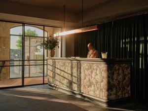 ein Mann, der hinter einem Tresen in einem Gebäude steht in der Unterkunft Palacio de Luces, Small Luxury Hotels in Luces + 48 Fotos