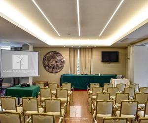 ein Konferenzraum mit einem grünen Tisch und Stühlen in der Unterkunft Atlantic Park Hotel in Fiuggi + 41 Fotos