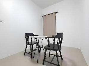 two chairs and a table in a room at WICKET WHITE VILLA in Ban Bang Lao (3)
