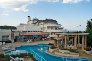ein Hotel mit Schwimmbad und Resort in der Unterkunft Park hotel Bellevue in Goldstrand