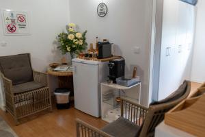 a living room with a microwave and a chair at Casa do Chafariz in Cercal